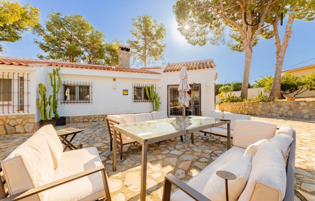 Chalet de 3 habitaciones en La Nucia en venta con piscina - 795.000 € (Ref: 10035742)