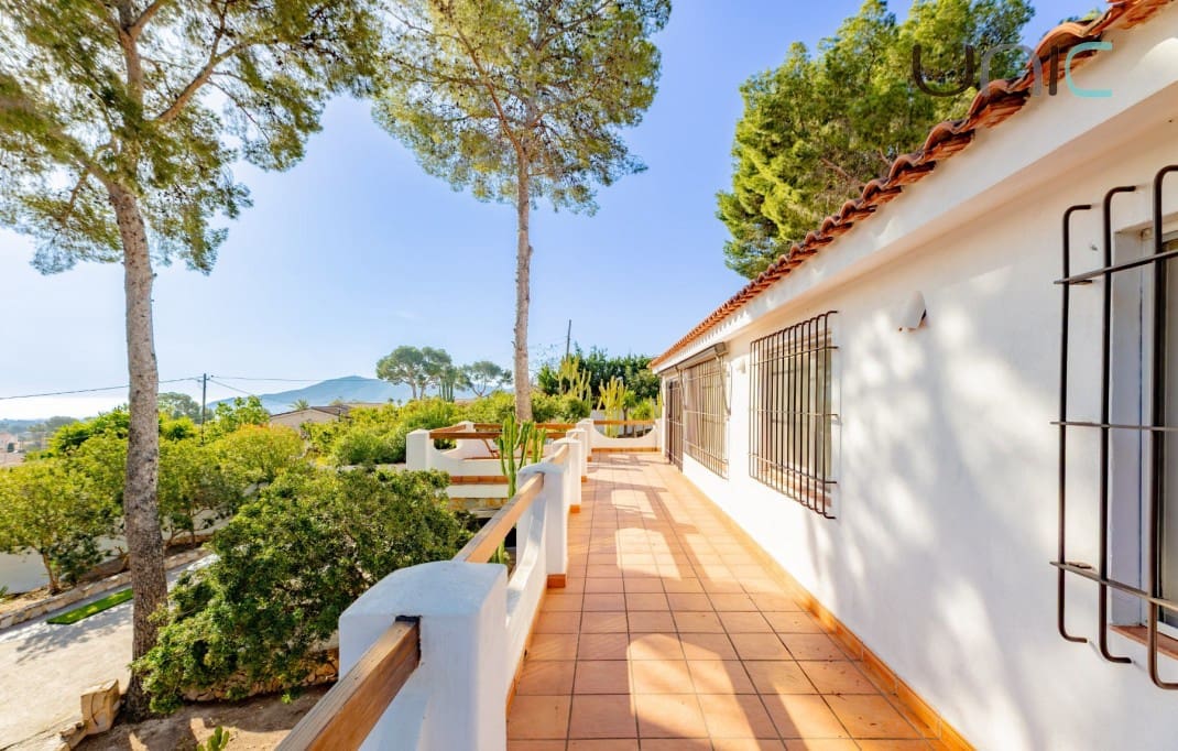 Chalet de 3 habitaciones en La Nucia en venta con piscina - 795.000 € (Ref: 10035742)