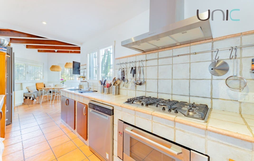 Chalet de 3 habitaciones en La Nucia en venta con piscina - 795.000 € (Ref: 10035742)