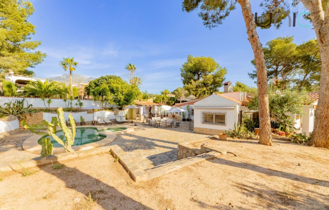 Chalet de 3 habitaciones en La Nucia en venta con piscina - 795.000 € (Ref: 10035742)