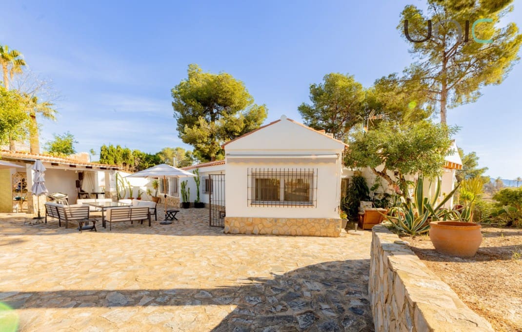 Chalet de 3 habitaciones en La Nucia en venta con piscina - 795.000 € (Ref: 10035742)
