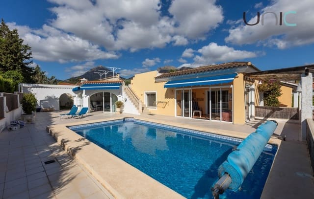 Chalet de 3 habitaciones en La Nucia en venta con piscina - 590.000 € (Ref: 10048383)