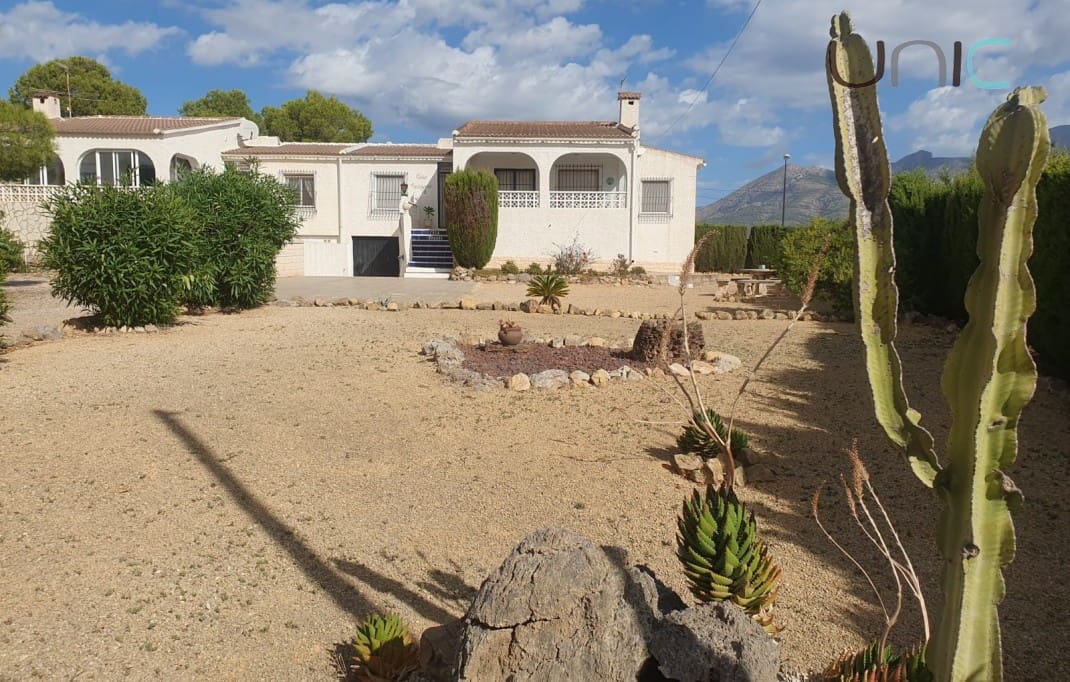 3 bedroom Villa for sale in La Nucia with garage - € 370,000 (Ref: 10155919)