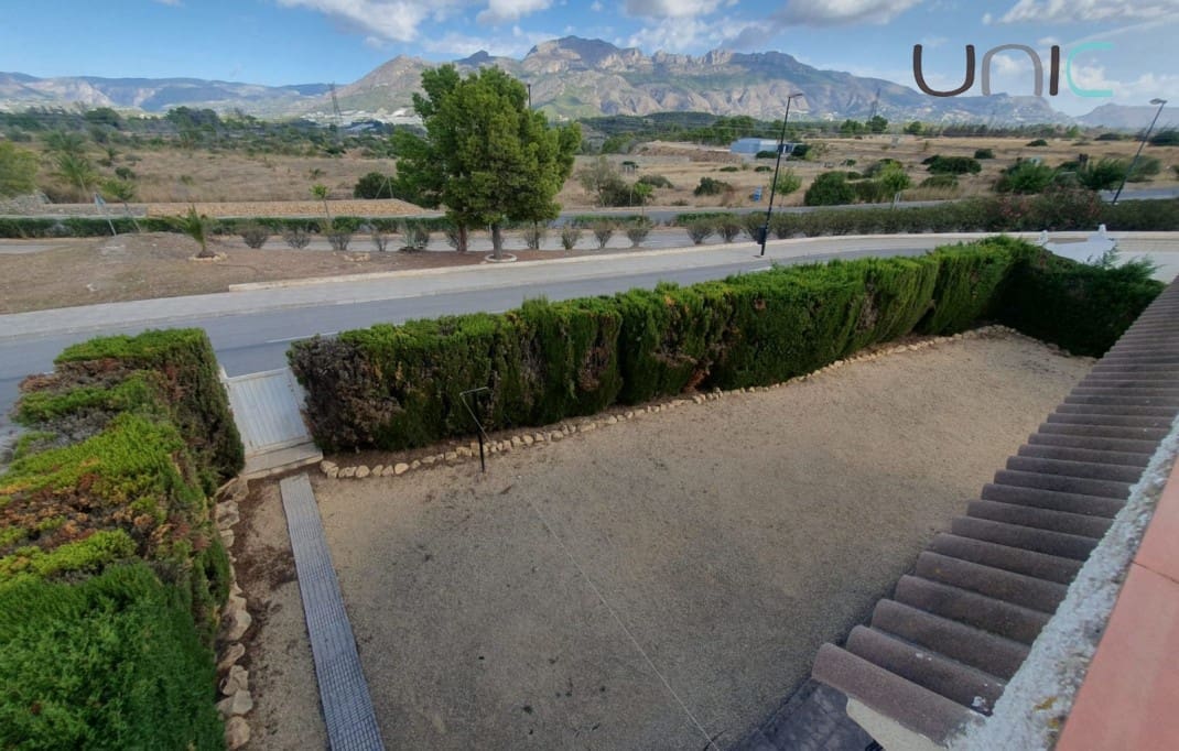 3 bedroom Villa for sale in La Nucia with garage - € 370,000 (Ref: 10155919)