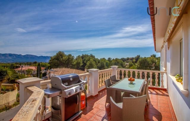 Chalet de 3 habitaciones en La Nucia en venta con piscina - 749.000 € (Ref: 7430554)