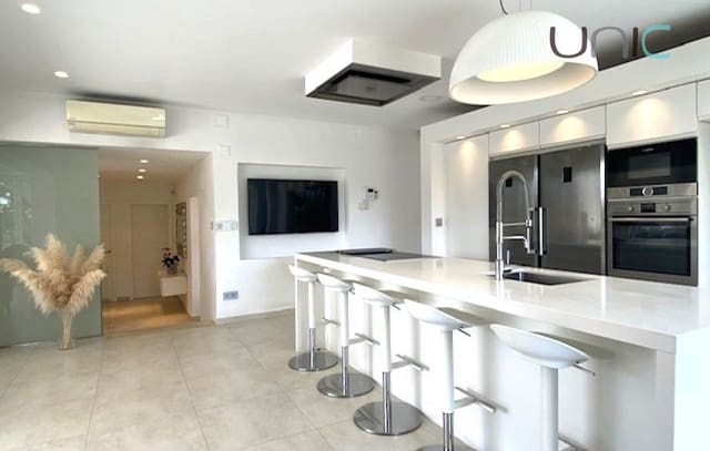 5 bedroom Villa for sale in La Nucia with pool - € 695,000 (Ref: 8098068)