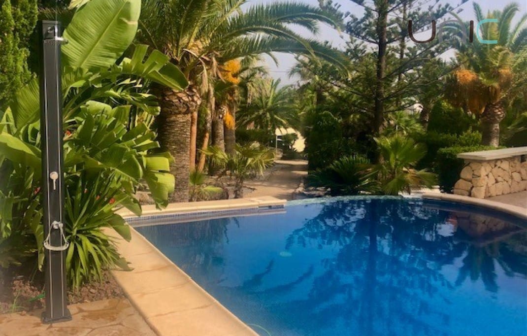 Chalet de 5 habitaciones en La Nucia en venta con piscina - 695.000 € (Ref: 8098068)