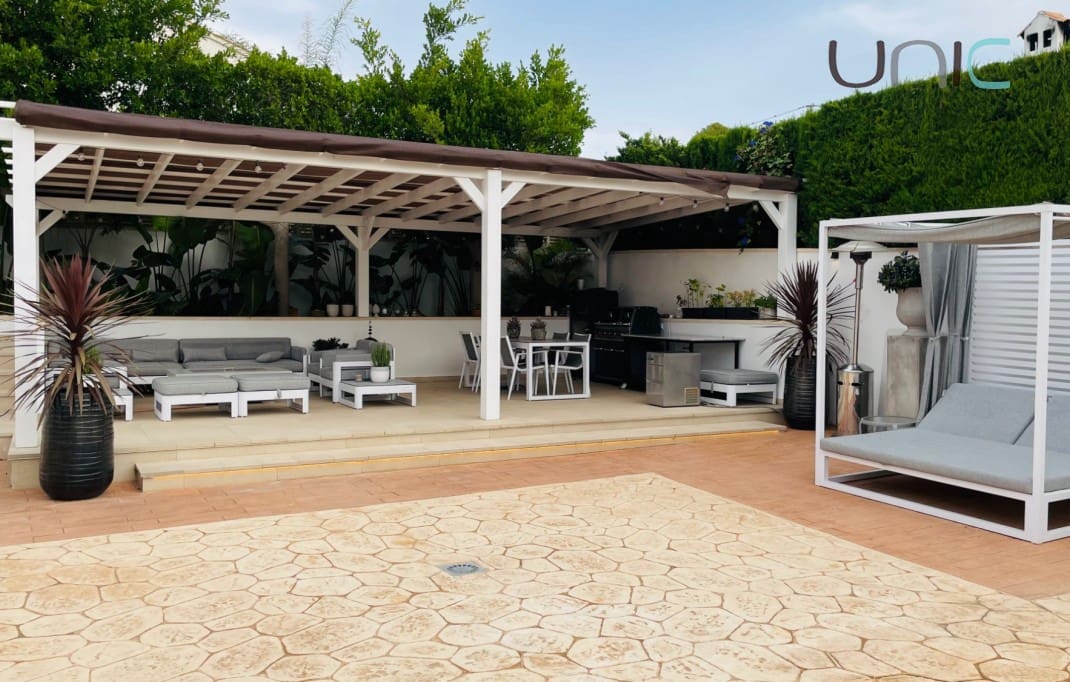 Chalet de 5 habitaciones en La Nucia en venta con piscina - 695.000 € (Ref: 8098068)