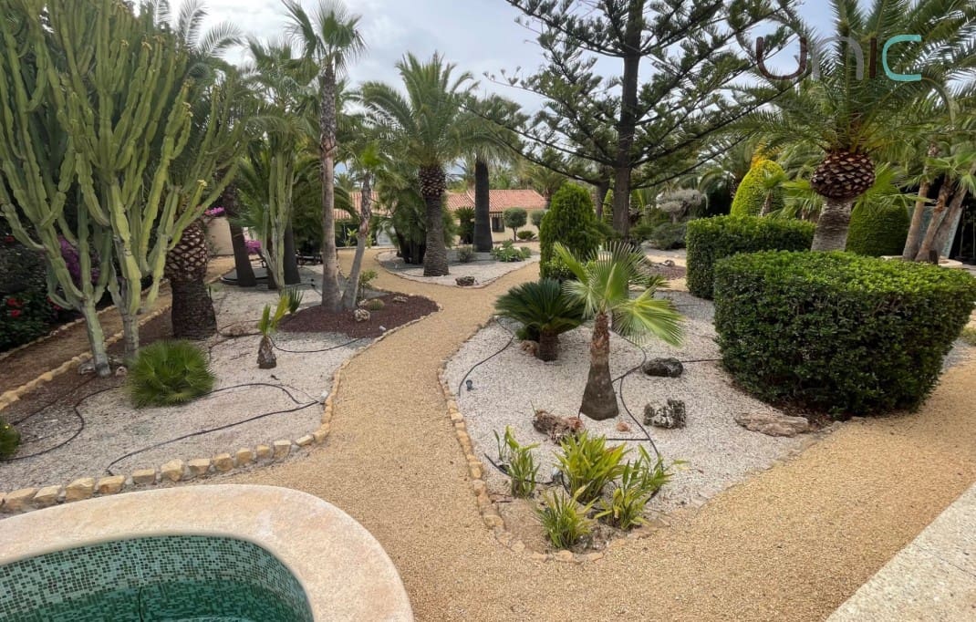 Chalet de 5 habitaciones en La Nucia en venta con piscina - 695.000 € (Ref: 8098068)