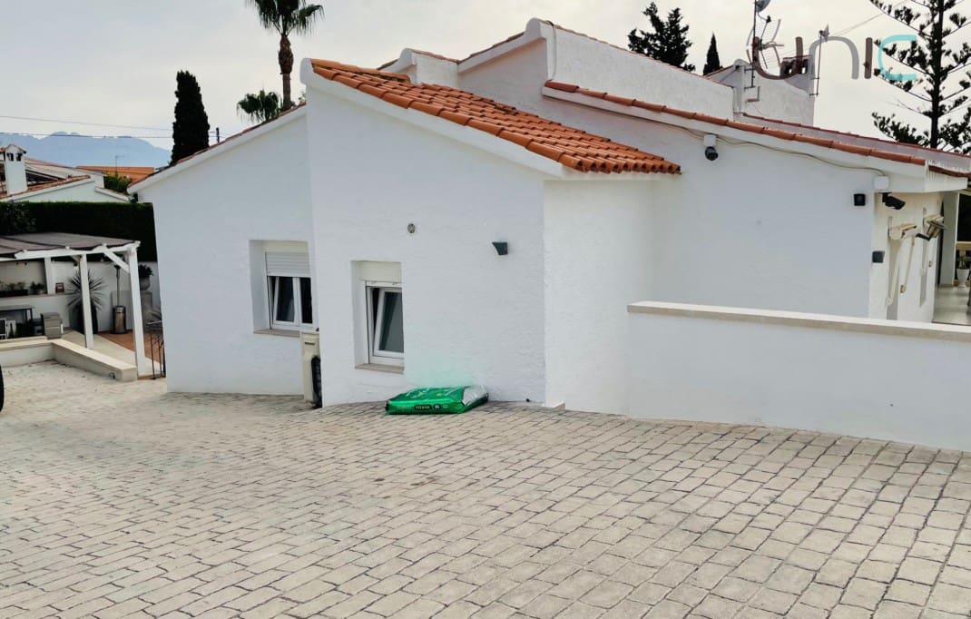 Chalet de 5 habitaciones en La Nucia en venta con piscina - 695.000 € (Ref: 8098068)