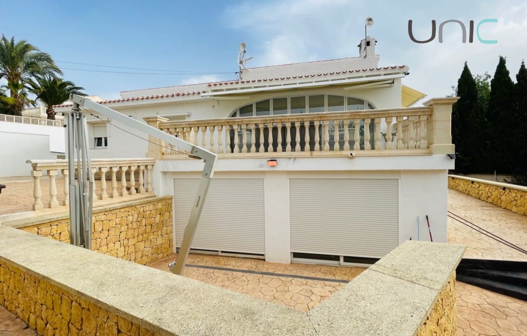 Chalet de 5 habitaciones en La Nucia en venta con piscina - 695.000 € (Ref: 8098068)