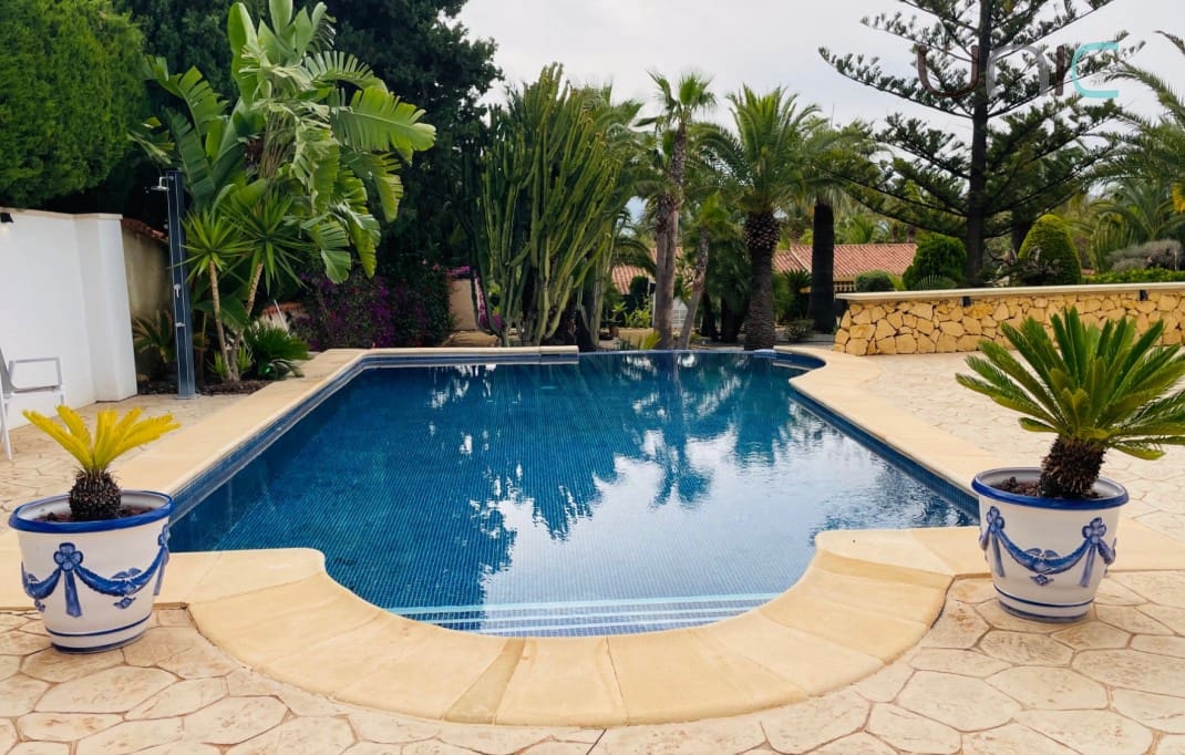 Chalet de 5 habitaciones en La Nucia en venta con piscina - 695.000 € (Ref: 8098068)