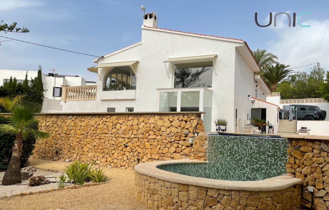 Chalet de 5 habitaciones en La Nucia en venta con piscina - 695.000 € (Ref: 8098068)