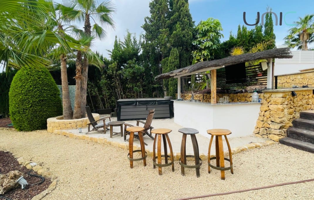 Chalet de 5 habitaciones en La Nucia en venta con piscina - 695.000 € (Ref: 8098068)