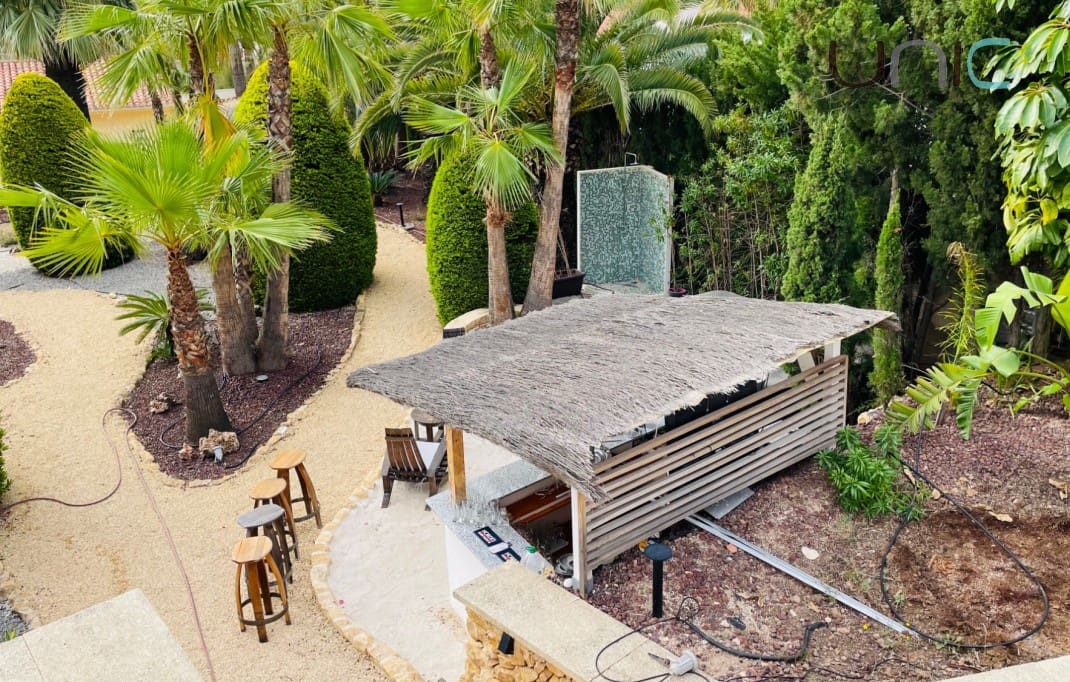 Chalet de 5 habitaciones en La Nucia en venta con piscina - 695.000 € (Ref: 8098068)