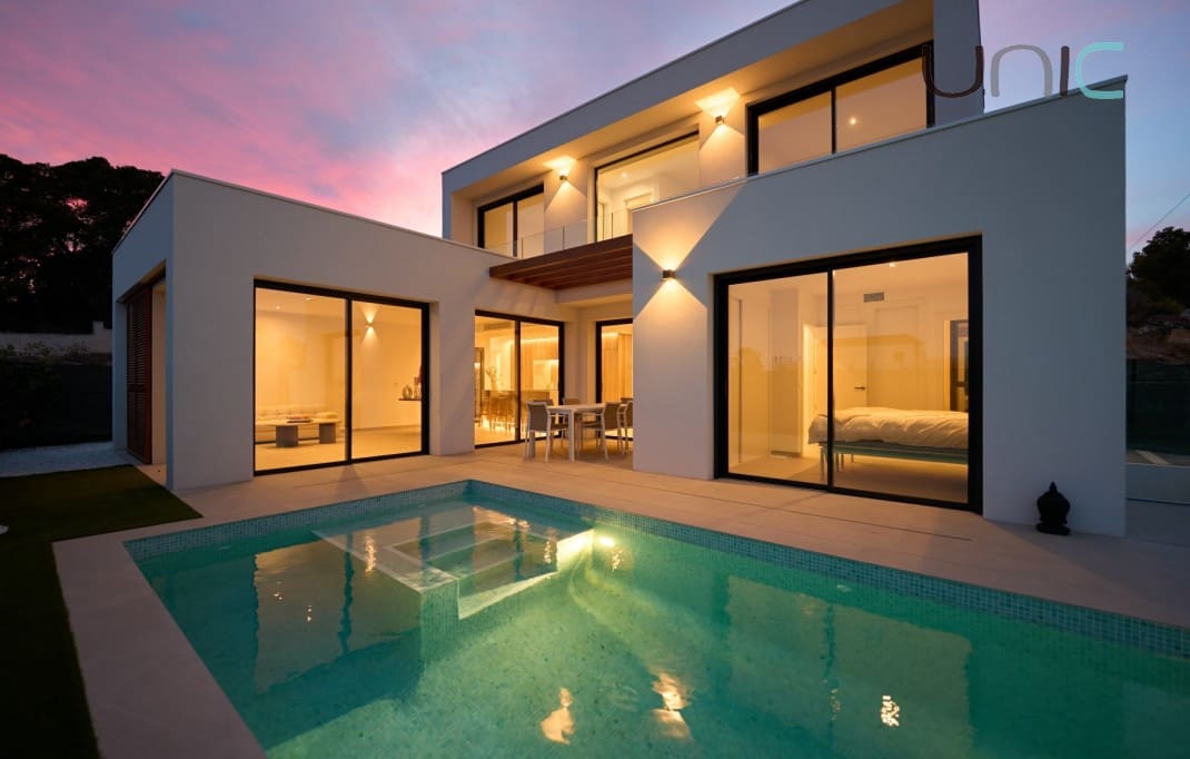 Chalet de 3 habitaciones en Alfaz del Pi / L'Alfàs del Pi en venta con piscina - 665.000 € (Ref: 8310454)