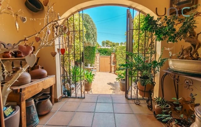 5 bedroom Villa for sale in La Nucia Pueblo  , La Nucia with pool - € 899,000 (Ref: 8517200)