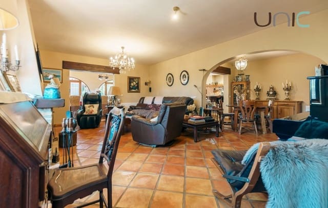 5 bedroom Villa for sale in La Nucia Pueblo  , La Nucia with pool - € 899,000 (Ref: 8517200)