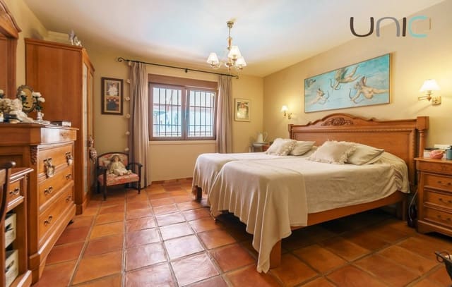 5 bedroom Villa for sale in La Nucia Pueblo  , La Nucia with pool - € 899,000 (Ref: 8517200)