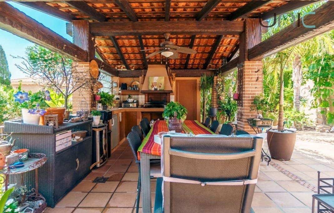 5 soverom Villa til salgs i La Nucia med svømmebasseng - € 899 000 (Ref: 8517200)