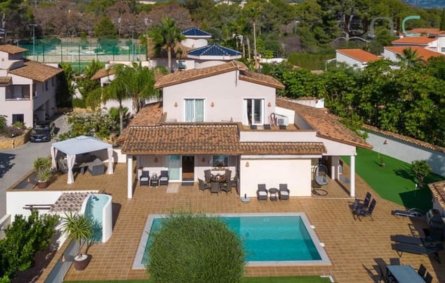 7 soveværelse Villa til salg i Pueblo - Urbanizaciones, Alfaz del Pi / L'Alfàs del Pi med swimmingpool - € 795.000 (Ref: 8614034)
