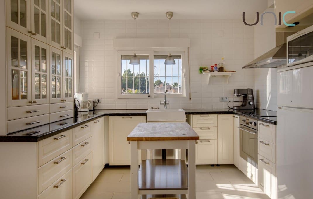 4 Zimmer Villa zu verkaufen in Altea mit Pool Garage - 575.000 € (Ref: 8848465)