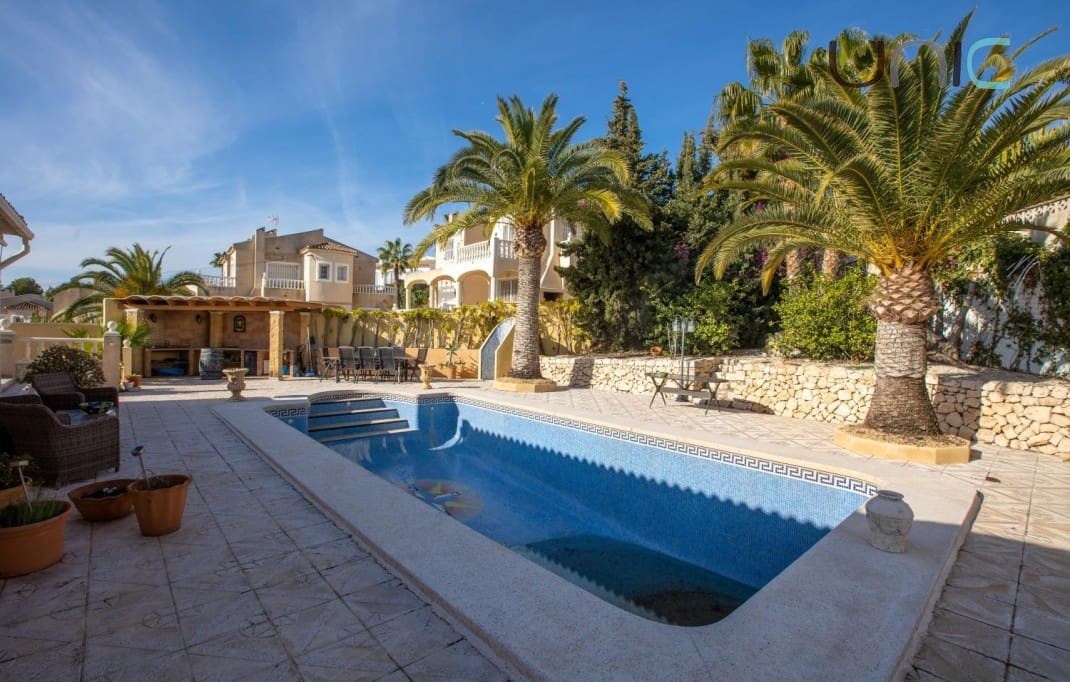 4 Zimmer Villa zu verkaufen in Altea mit Pool Garage - 575.000 € (Ref: 8848465)
