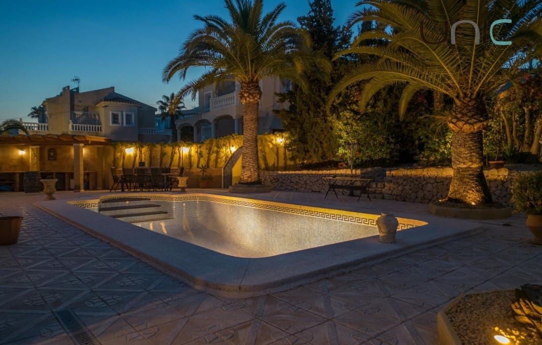 4 Zimmer Villa zu verkaufen in Altea mit Pool Garage - 575.000 € (Ref: 8848465)