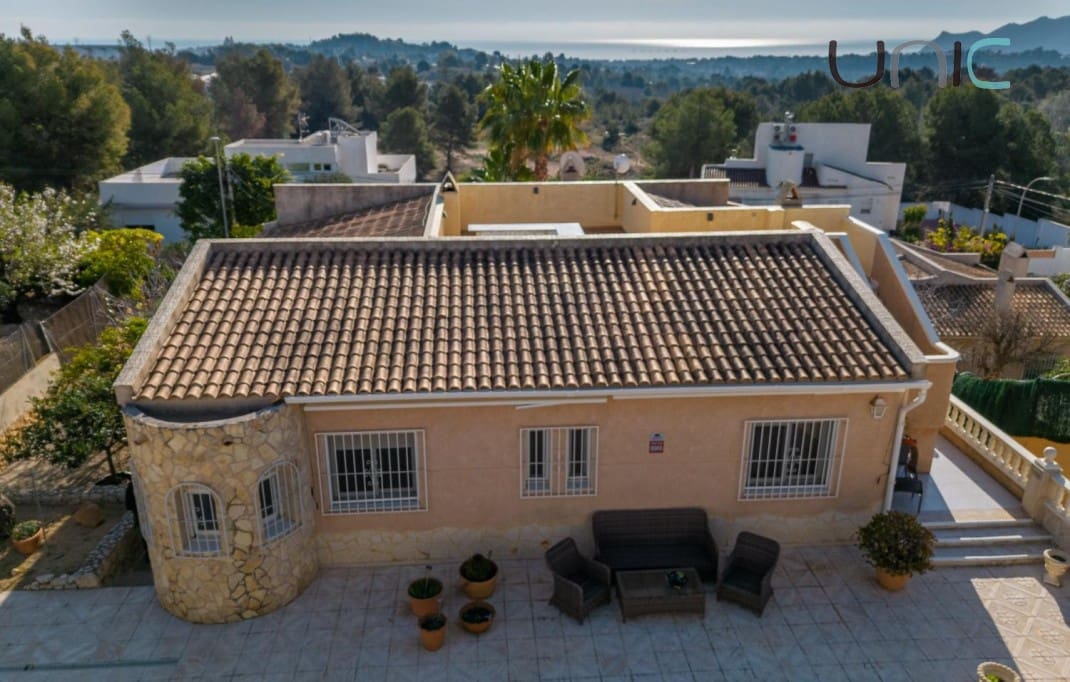4 Zimmer Villa zu verkaufen in Altea mit Pool Garage - 575.000 € (Ref: 8848465)