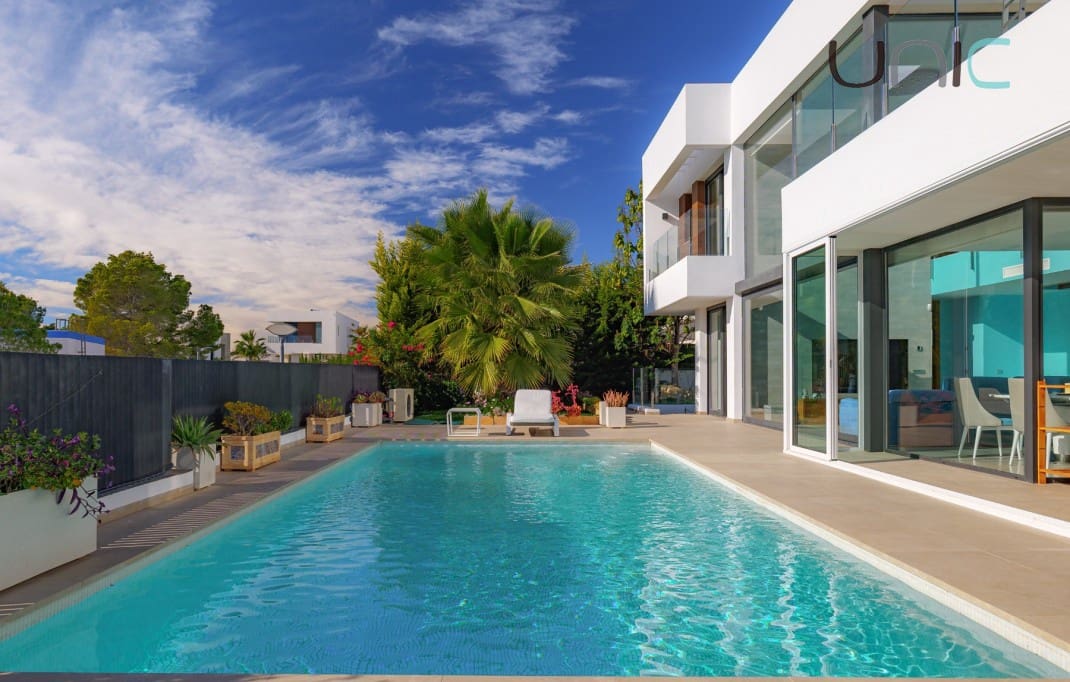 4 bedroom Villa for sale in Finestrat with pool - € 1,900,000 (Ref: 9073085)