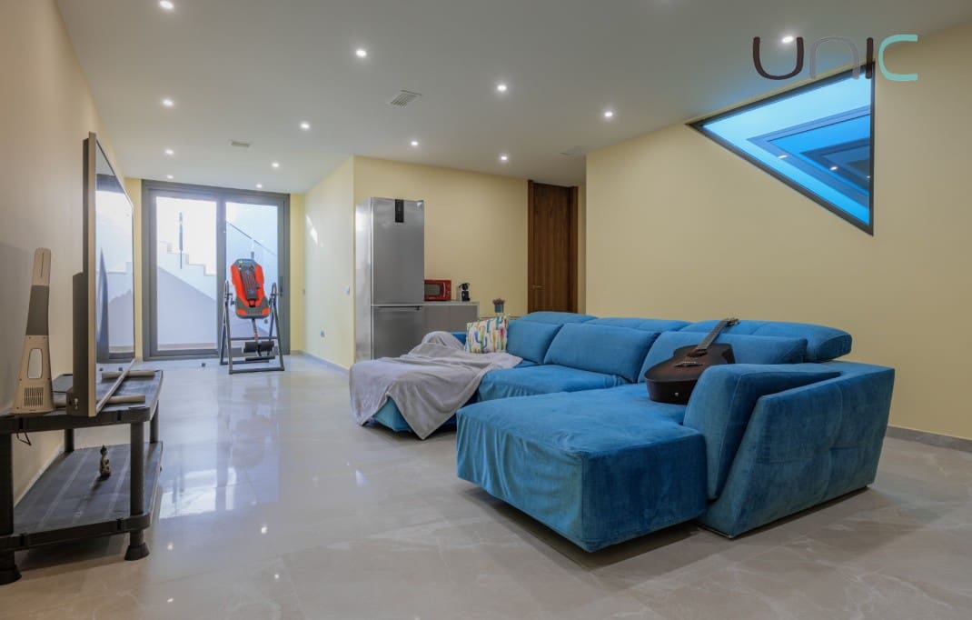 4 bedroom Villa for sale in Finestrat with pool - € 1,900,000 (Ref: 9073085)