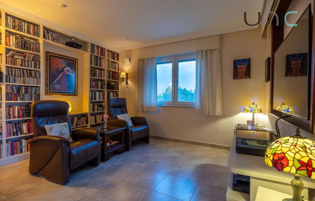 5 soveværelse Villa til salg i La Nucia med swimmingpool - € 895.000 (Ref: 9372382)