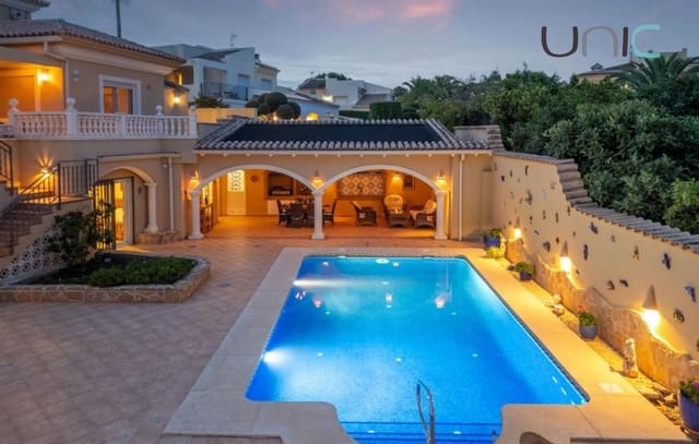 5 bedroom Villa for sale in La Nucia with pool - € 895,000 (Ref: 9372382)