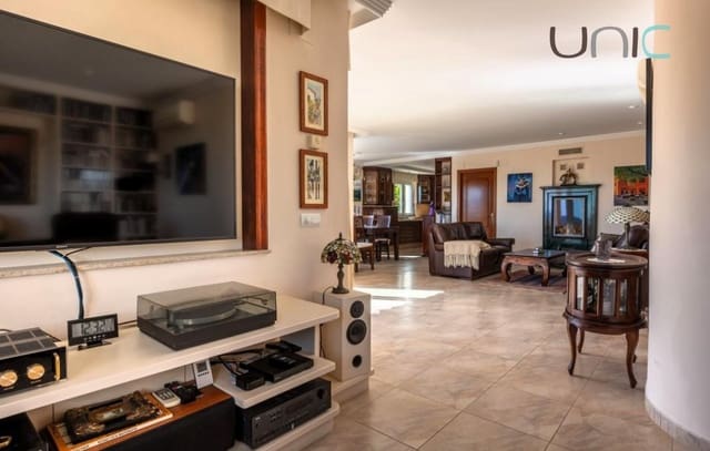 5 bedroom Villa for sale in La Nucia with pool - € 895,000 (Ref: 9372382)