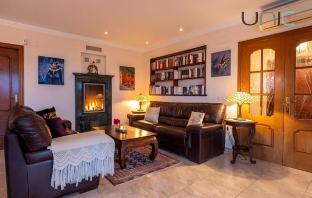 5 bedroom Villa for sale in La Nucia with pool - € 895,000 (Ref: 9372382)