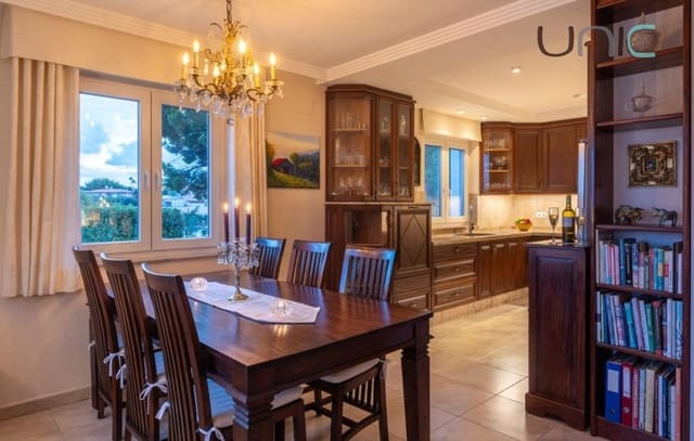 5 bedroom Villa for sale in La Nucia with pool - € 895,000 (Ref: 9372382)