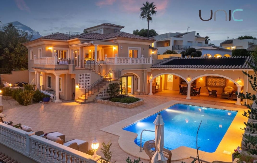 5 soveværelse Villa til salg i La Nucia med swimmingpool - € 895.000 (Ref: 9372382)