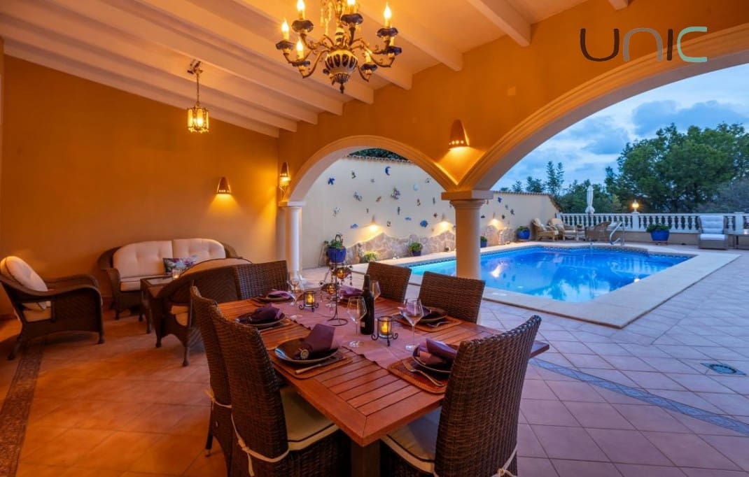 5 soveværelse Villa til salg i La Nucia med swimmingpool - € 895.000 (Ref: 9372382)