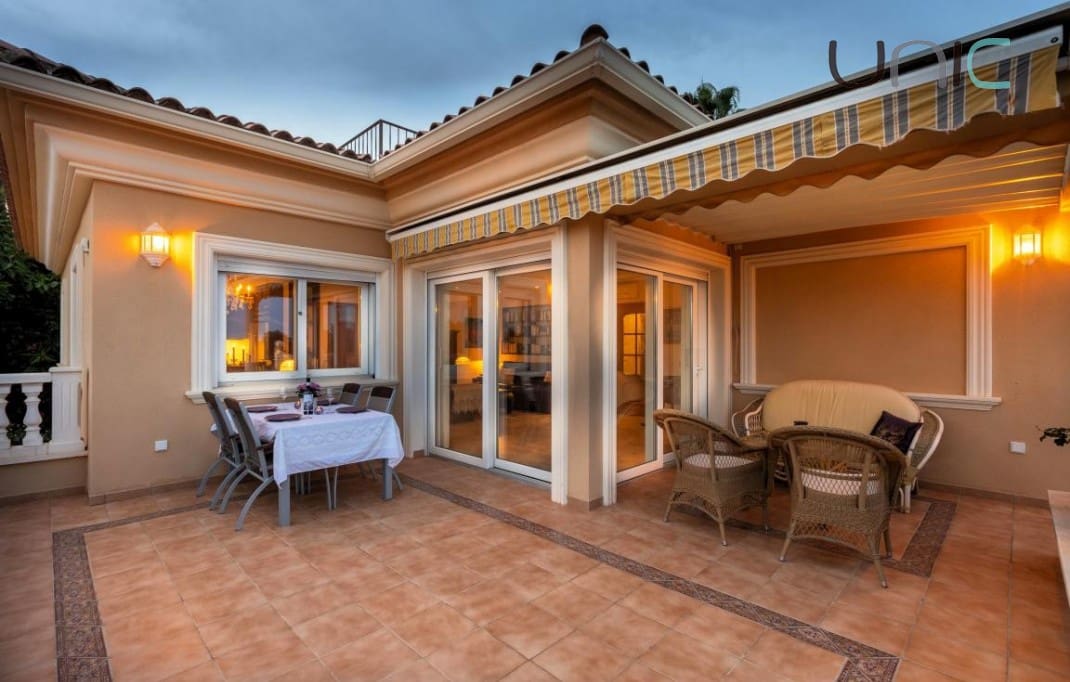 5 soveværelse Villa til salg i La Nucia med swimmingpool - € 895.000 (Ref: 9372382)