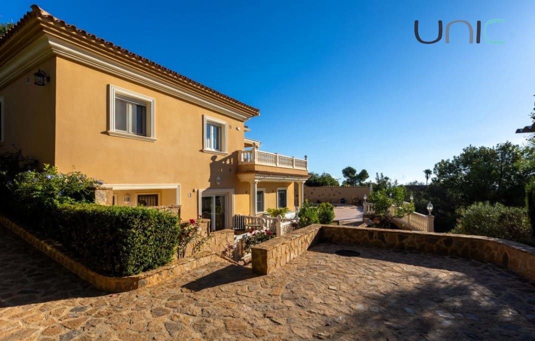 5 soveværelse Villa til salg i La Nucia med swimmingpool - € 895.000 (Ref: 9372382)