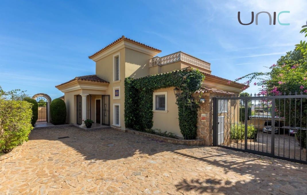 5 soveværelse Villa til salg i La Nucia med swimmingpool - € 895.000 (Ref: 9372382)