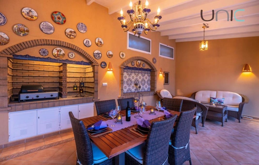 5 soveværelse Villa til salg i La Nucia med swimmingpool - € 895.000 (Ref: 9372382)