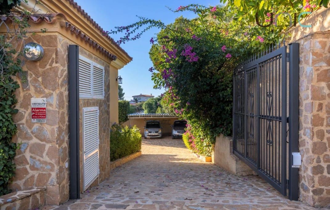 5 soveværelse Villa til salg i La Nucia med swimmingpool - € 895.000 (Ref: 9372382)