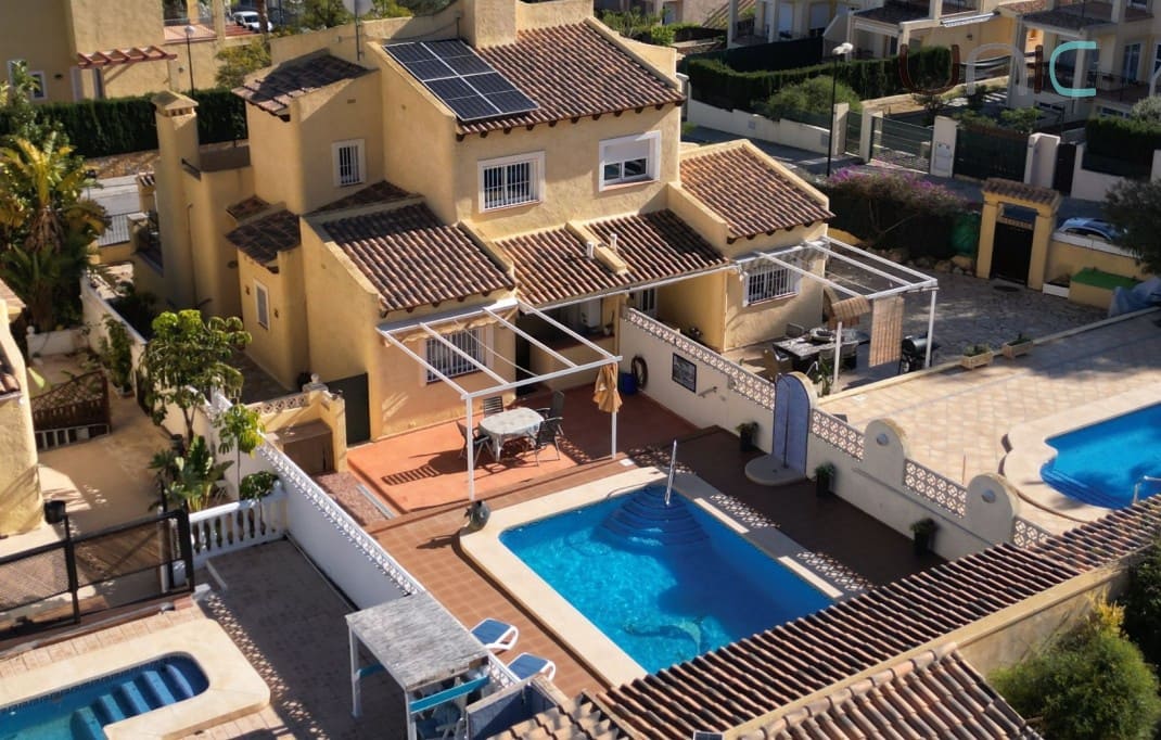 5 bedroom Villa for sale in La Nucia with pool - € 399,000 (Ref: 9547393)