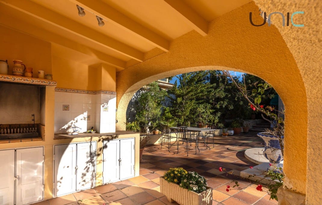 3 bedroom Villa for sale in Altea with pool - € 480,000 (Ref: 9580328)