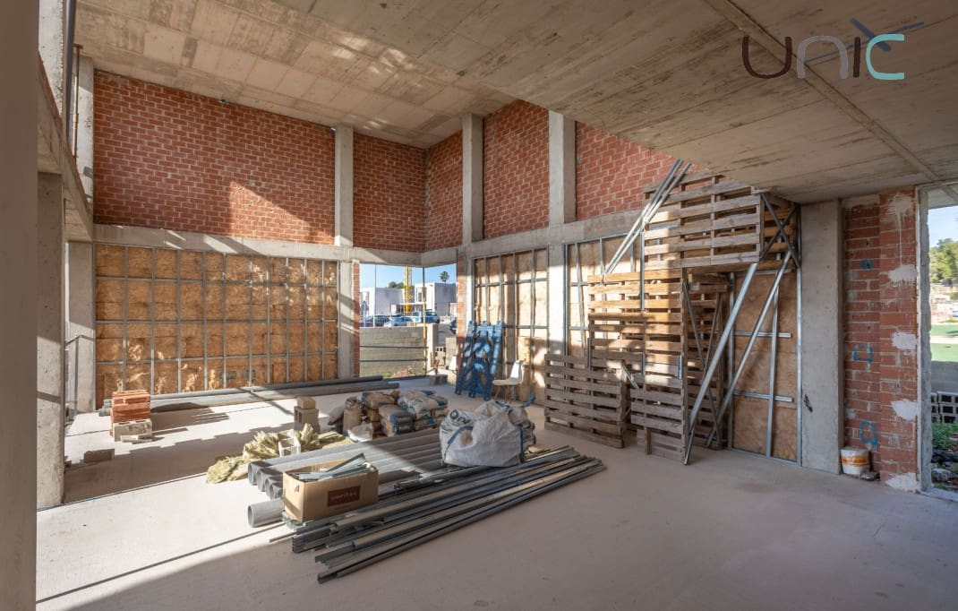 4 bedroom Villa for sale in La Nucia with pool - € 790,000 (Ref: 9694094)