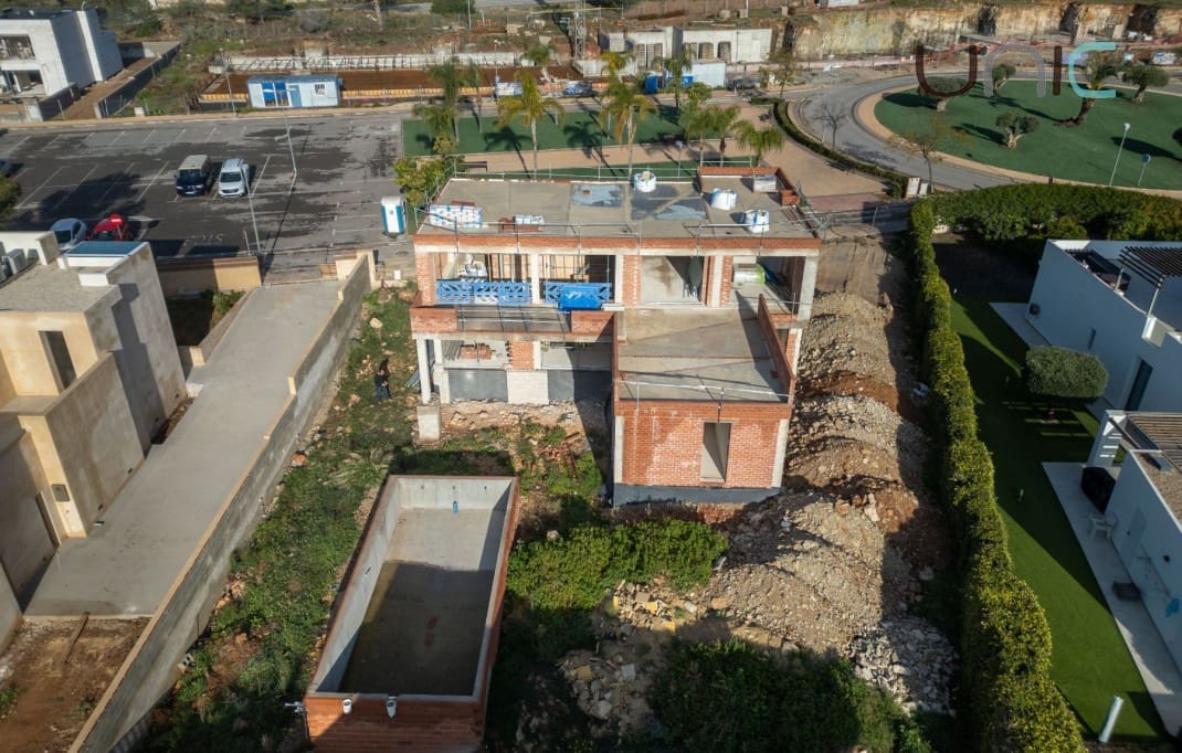 4 bedroom Villa for sale in La Nucia with pool - € 790,000 (Ref: 9694094)