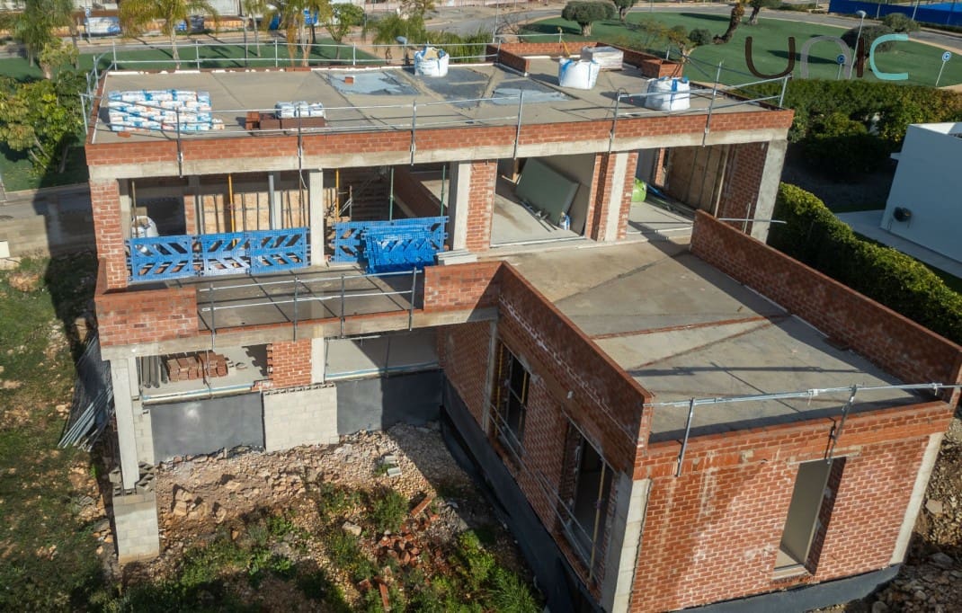 4 bedroom Villa for sale in La Nucia with pool - € 790,000 (Ref: 9694094)