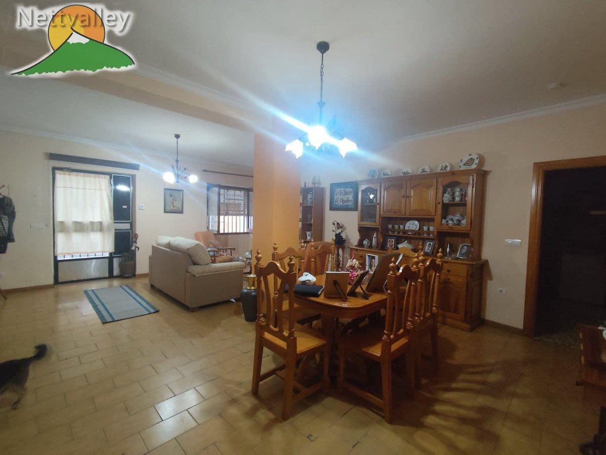 7 bedroom Townhouse for sale in Durcal with garage - € 298,000 (Ref: 10146324)