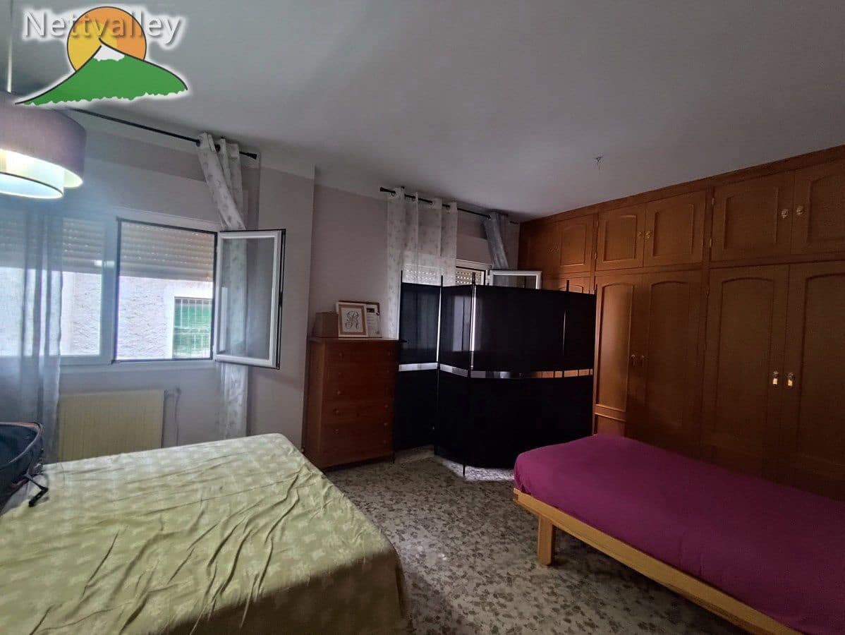 7 bedroom Townhouse for sale in Durcal with garage - € 298,000 (Ref: 10146324)